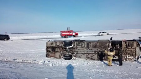 Следовавший из Казахстана пассажирский автобус опрокинулся на трассе в России, есть пострадавшие