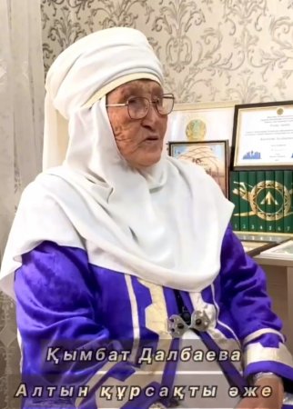 В Мангистау 78-летняя свекровь девяти невесток занимается валянием войлока и учит семью традициям