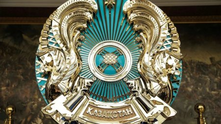 Какие элементы на гербе Казахстана ассоциируются с СССР и Красной армией