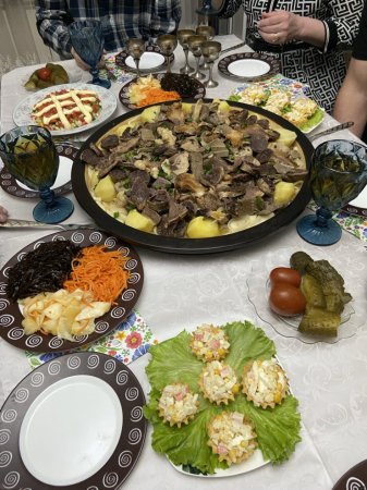 Гусь, белуга и лапша: как готовят бешбармак в разных регионах Казахстана