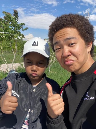 Преподаватели просили сбрить волосы: каково жить парню с необычной внешностью в Актау