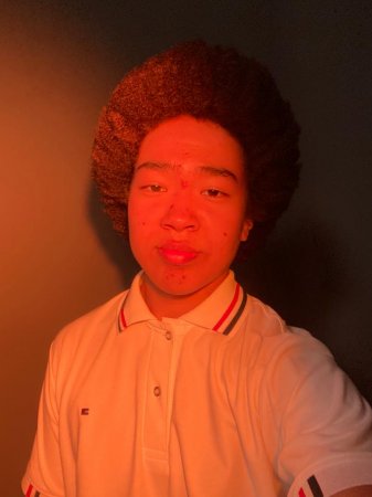 Преподаватели просили сбрить волосы: каково жить парню с необычной внешностью в Актау