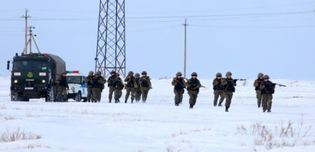 Почти 60% казахстанцев готовы защищать Родину с оружием в руках