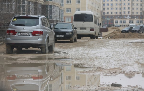 В Актау дороги в густозастроенном микрорайоне сравнивают с сельскими