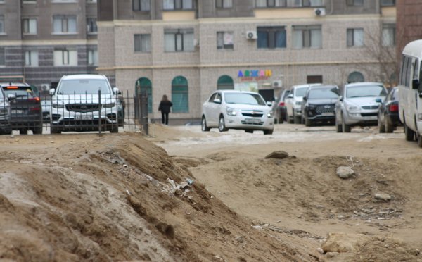 В Актау дороги в густозастроенном микрорайоне сравнивают с сельскими