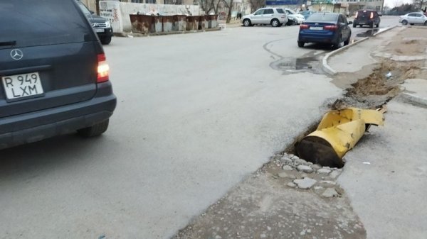 Водители боятся угодить в яму в центре Актау