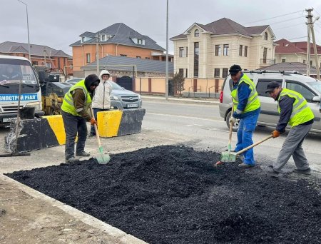 Акимат Актау: «Залатанную» женщиной яму заасфальтируют в ближайшее время