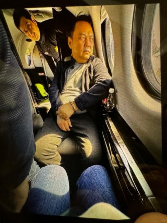 Кыргызского олигарха Райымбека Матраимова доставили в наручниках в Бишкек