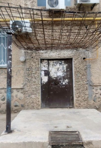 Может рухнуть на голову: падения козырька опасаются жители Актау