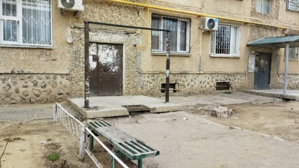 Может рухнуть на голову: падения козырька опасаются жители Актау