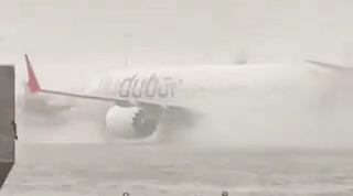 Дубай затопило: авиарейсы отменяются, жителей просят оставаться дома