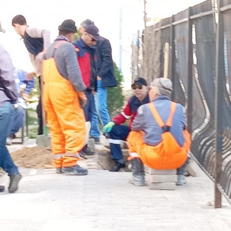 Жильцы дома в Актау: прокладка высоковольтного кабеля на детской площадке привела к взрыву