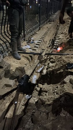 Жильцы дома в Актау: прокладка высоковольтного кабеля на детской площадке привела к взрыву
