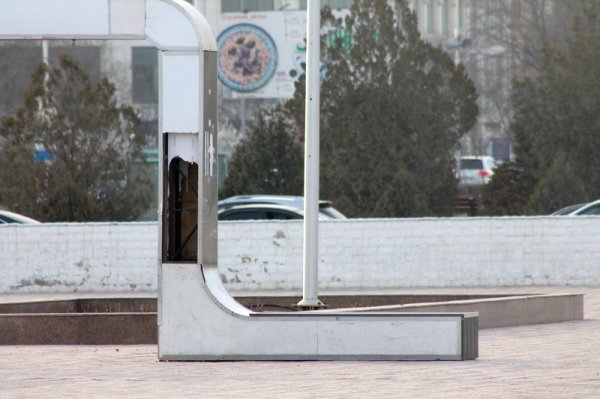 Качели за 2,5 миллиона тенге на площади в Актау могут демонтировать