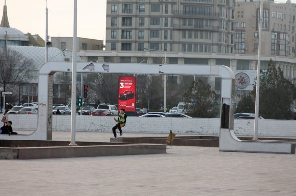 Качели за 2,5 миллиона тенге на площади в Актау могут демонтировать