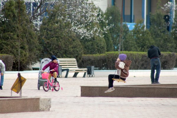 Качели за 2,5 миллиона тенге на площади в Актау могут демонтировать