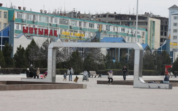 Качели за 2,5 миллиона тенге на площади в Актау могут демонтировать