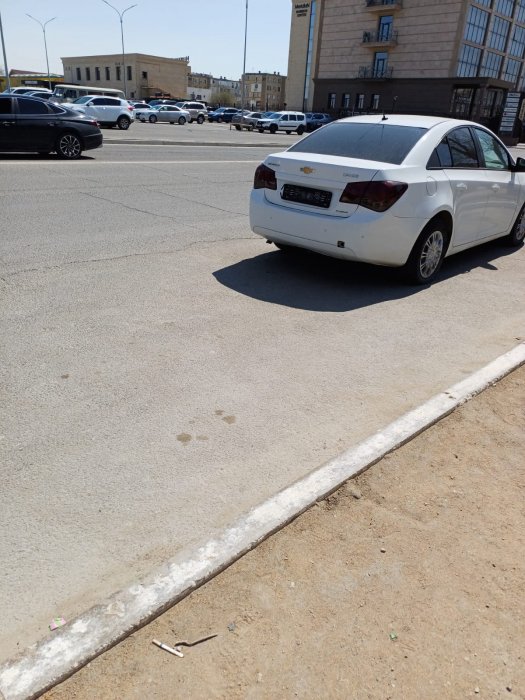 Жители Актау пожаловались на припаркованные автомобили, перекрывающие автобусную остановку в 13 микрорайоне