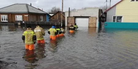 Более 16 тысяч человек эвакуировали из Оренбургской области России из-за паводков