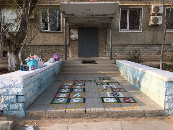 И своих, и соседских: как житель Актау отвлекает детей от гаджетов