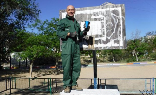 И своих, и соседских: как житель Актау отвлекает детей от гаджетов