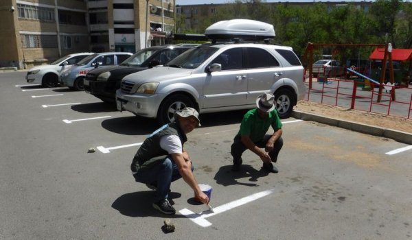 И своих, и соседских: как житель Актау отвлекает детей от гаджетов