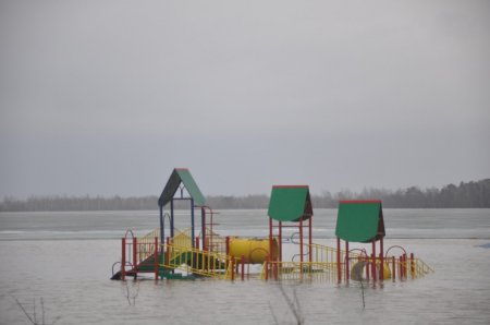 Набережную озера Пестрого затопило в Петропавловске, вода идет к домам и дачам