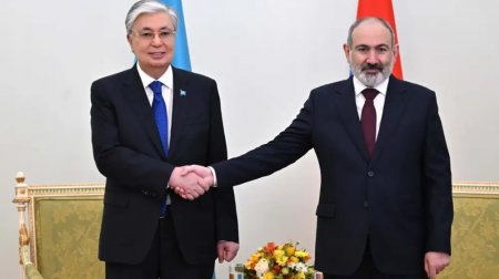 Токаев провел переговоры с Пашиняном в Армении