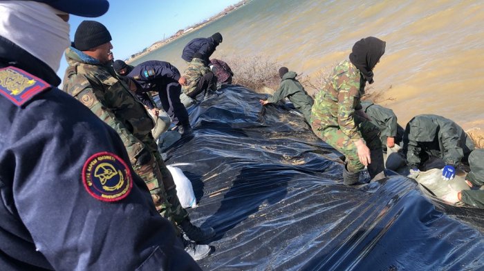 Эвакуируют жителей и животных: 200 сотрудников ДЧС Мангистау ликвидируют последствия паводков в затопленных областях