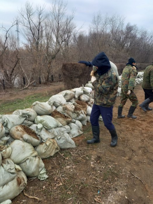 Эвакуируют жителей и животных: 200 сотрудников ДЧС Мангистау ликвидируют последствия паводков в затопленных областях