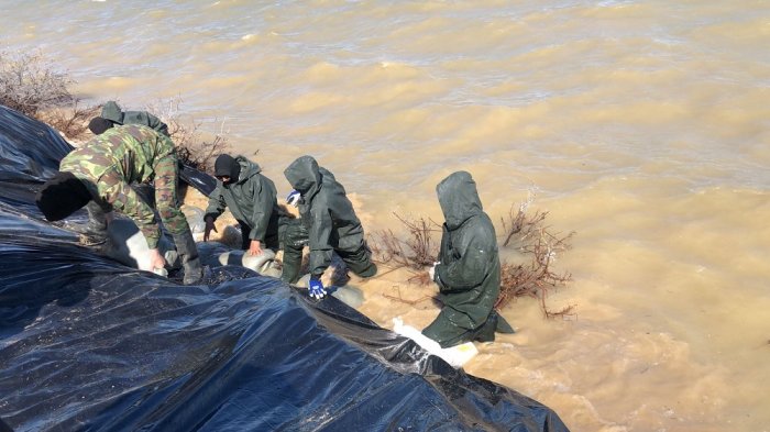 Эвакуируют жителей и животных: 200 сотрудников ДЧС Мангистау ликвидируют последствия паводков в затопленных областях