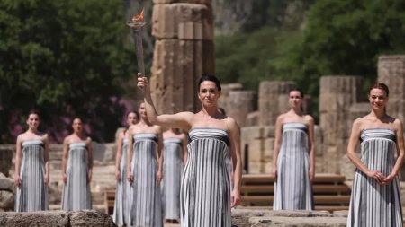 Огонь летней Олимпиады-2024 зажгли в Древней Олимпии