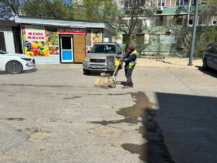 В Актау начали ямочный ремонт внутримикрорайонных дорог