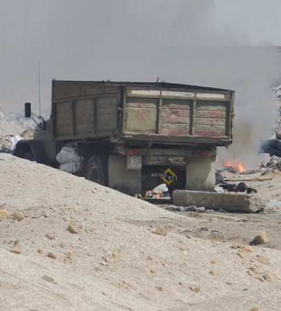 Водителя грузовика оштрафовали в Актау за сброс и поджог мусора
