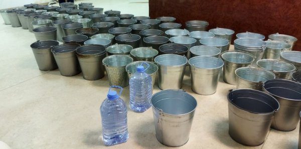 Наглядный пример: на публичные слушания в Актау первый замакима принес 100 ведер для воды 