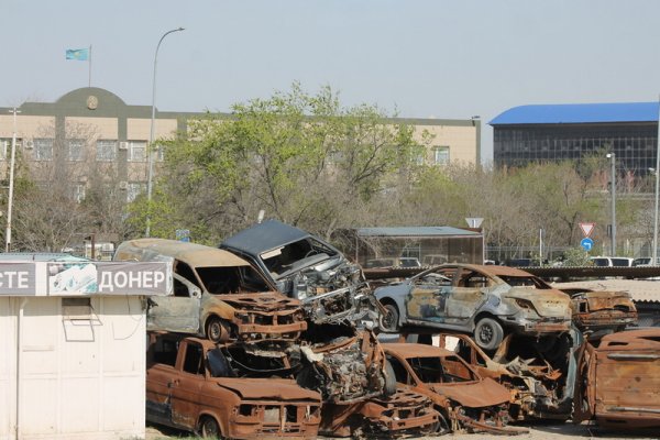 «Кладбище» автомобилей устроили возле прокуратуры в Актау: что будет с бесхозной техникой