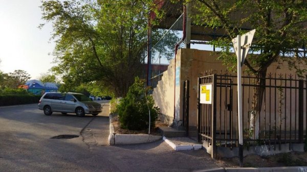 Жители пожаловались на «незаконные» знаки у автопарковки волейбольного клуба в Актау