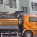 В Актау рабочие скидывали строительный мусор из окна пятого этажа жилого дома