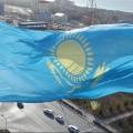 В Актау временно сняли главный государственный флаг из-за непогоды