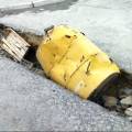 Водители боятся угодить в яму в центре Актау