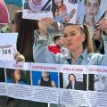 Плакат с погибшей в Актау Валерией Шальновой держали на митинге в Лондоне