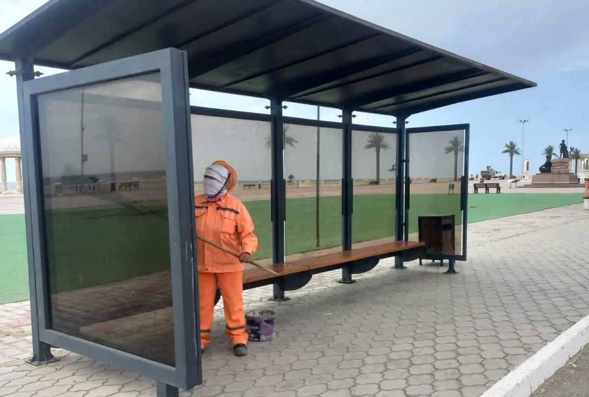 В Актау начались работы по приведению в порядок автобусных остановок