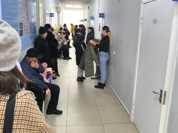 Жители Актау жалуются на работу поликлиники в 7 микрорайоне
