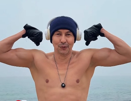 Танцующий «морж» каждое утро радует жителей Актау