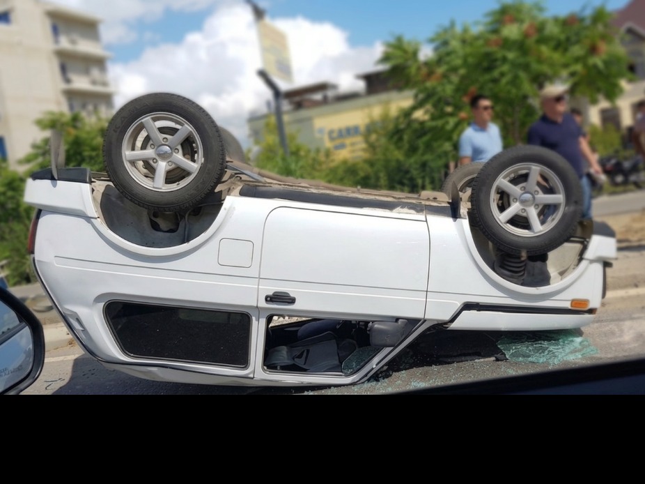 Автомобиль перевернулся на дороге в Актау